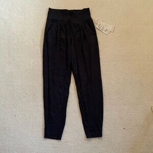 Vuori joggers, size XS, navy blue